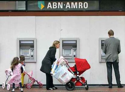 Clientes en un cajero de una oficina de ABN Amro en Holanda.