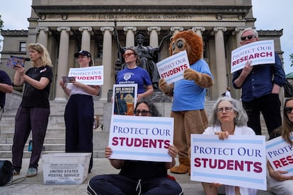 Estudiantes y profesores de Columbia protestan contra las políticas de la universidad, el pasado 6 de junio.