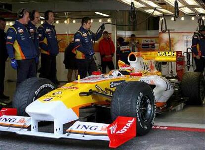 El piloto asturiano, con nueva imagen en el casco, sale del box de Renault