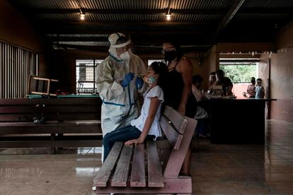 Sanitarios realizan pruebas para detectar contagios por covid-19 en un barrio de San José.