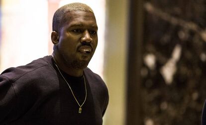 Kanye West llegando a la Torre Trump en Nueva York en 2016.