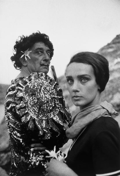 Dalí vestido de clown junto a una modelo. Portlligat, Girona (1966).