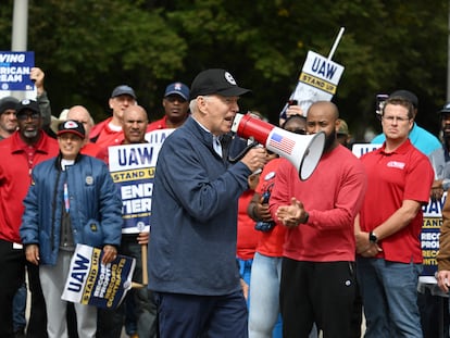 Joe Biden se une a los piquetes en huelga del sindicato Trabajadores del Automóvil Unidos en 2023 en Michigan.