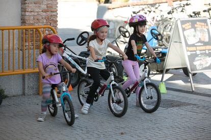 Tres niñas, preparadas para empezar su curso de cómo montar en bici, el martes en Matadero.