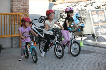 Tres niñas, preparadas para empezar su curso de cómo montar en bici, el martes en Matadero.