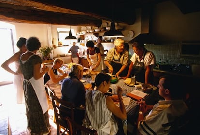 Buscamos la autenticidad y experiencias enriquecedoras, desde un curso de dj en Ibiza, dormir en una casa típica diola en Senegal o un curso de cocina italiana en una casa particular en la Toscana. Se multiplican las agencias que organizan planes para que el viajero comparta tiempo con la gente local, las llamadas lifestyle tours (excursiones de estilo de vida) como las de With Locals (www.withlocals.com). También se puede, por ejemplo, compartir mesa con un vecino de Ámsterdam (www.dinewiththedutch.nl). <p>Un destino: Toscana (Italia). En la foto, clase de cocina con Mimma Ferrando en la Toscana (Italia).