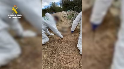 Dos agentes de la Guardia Civil apuntan a un lugar del terreno donde fue hallado el cadáver de un hombre en Almaciles (Puebla de Don Fadrique, Granada), en el marco de la Operación Almonta.