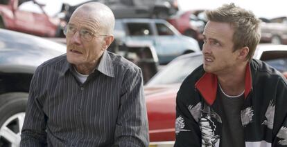 Bryan Cranston y Aaron Paul en un fotograma de la segunda temporada de Breaking Bad.