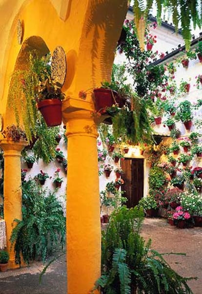 Un patio cordobés, en el barrio de la Judería, dominado por los tiestos con geranios y otras plantas.