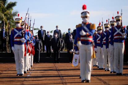 O presidente Jair Bolsonaro e ministros participam de cerimônia de hasteamento da bandeira do Brasil, em 12 de maio.