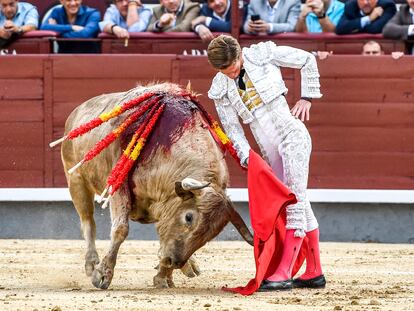 Un trincherazo de Borja Jiménez al toro de su confirmación.