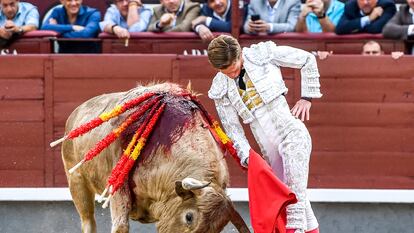 Un trincherazo de Borja Jiménez al toro de su confirmación.