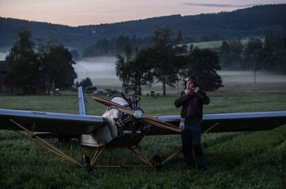 El checo Frantisek Hadrava prepara su avión para ir a trabajar en Zdikov (República Checa).