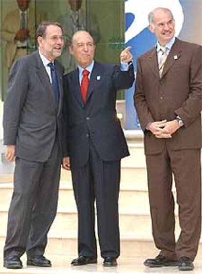 Javier Solana conversa con el primer ministro griego, Costas Simitis, y su ministro de Exteriores, Papandreu.