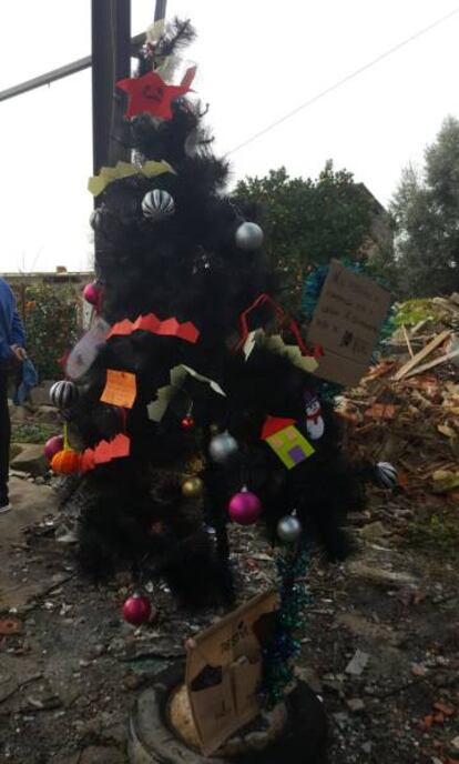 Árbol de Navidad colocado por los niños de Paramos en la zona cero del desastre.