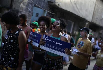 "Se Benze que dá" é nome do bloco criado em 2005 que desfila anualmente no Complexo da Maré. Moradores da favela lembraram o ativismo de Marielle Franco no Carnaval 2019. 