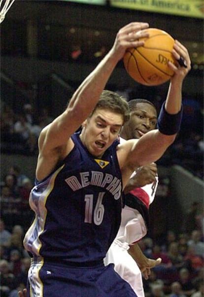 Gasol lucha por un rebote con Theo Ratliff durante el partido entre los Blazers y los Grizzlies.