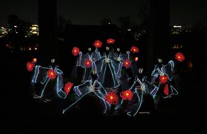 Bailarines vestidos con el 'Hanbok', el atuendo tradicional de Corea del Sur, se presentan durante una vista previa para los medios del Real Festival de Cultura, en el Palacio Gyeongbok, en Seúl.