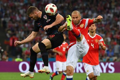 El delantero croata Ante Rebic lucha un balón con el defensa ruso Fyodor Kudryashov.