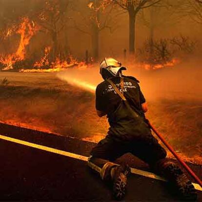 Un bombero trabaja para sofocar el incendio de Conil de la Frontera.