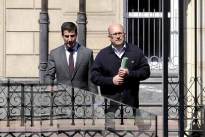 El ex <i>número dos </i>del PNV alavés Alfredo de Miguel (a la derecha) durante una de sus comparecencias en la comisión de investigación.