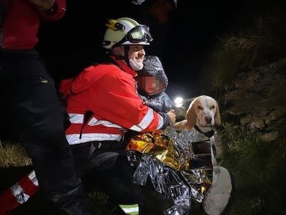 La menor de la familia, en un momento del rescate.