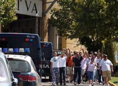 Miembros del Sindicato Andaluz de Trabajadores, salían ayer tras ocupar la sede de la RTVA en Sevilla.