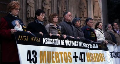 Los familiares de las v&iacute;ctimas del metro, concentradas este domingo en la plaza de la Virgen de Valencia.