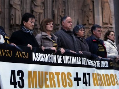 Los familiares de las v&iacute;ctimas del metro, concentradas este domingo en la plaza de la Virgen de Valencia.