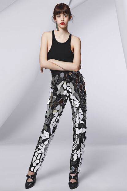 Mayka Merino viste pantalón de lino con espejos (2.900 €) y pendientes (295 €), todo de LOEWE; y zapatos de piel de becerro de CÉLINE (920 €).