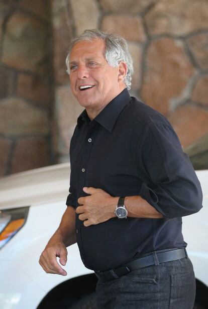 El presidente ejecutivo de la cadena estadounidense CBS, Leslie Moonves, empresa a la que se unió en 1995 tras una trayectoria profesional centrada en el sector televisivo, llega a la conferencia. Entró en el Salón de la Fama de la Televisión que reconoce una contribución extraordinaria al medio en 2013 y es de los ejecutivos mejor pagados de Estados Unidos año tras año.