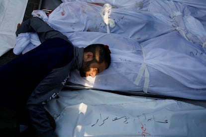 Un hombre llora mientras asiste al funeral de palestinos muertos en ataques israelíes en Jan Yunis, en el sur de la franja de Gaza.