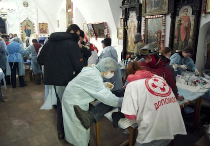 Manifestantes recebem atenção médica no interior da Catedral de Mikhailovsky Zlatoverkhy em Kiev, nesta quarta-feira.