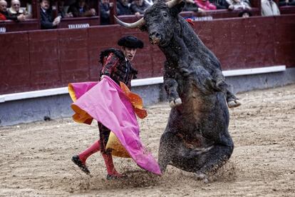 Talavante con Matacanas, el tercer toro de la tarde.