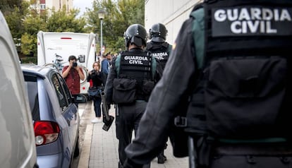 Agentes de la Guardia Civil en el operativo en Sant Julià de Ramis contra el referéndum del 1-O