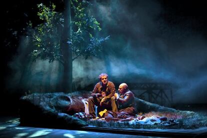 Escena de 'De ratones y hombres', de John Steinbeck, con dirección de Miguel del Arco, que se representa en el teatro Español de Madrid hasta finales de mayo.