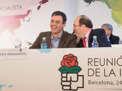 El secretario general del PSOE, Pedro S&aacute;nchez, junto al primer secretario del PSC, Miquel Iceta, en el Consejo de la Internacional Socialista este jueves.