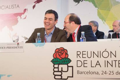 El secretario general del PSOE, Pedro S&aacute;nchez, junto al primer secretario del PSC, Miquel Iceta, en el Consejo de la Internacional Socialista este jueves.