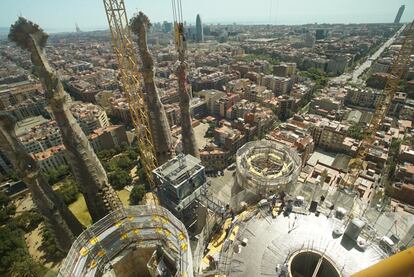 ¿Cómo se construye una catedral de piedra en el siglo XXI, cuyas obras se iniciaron en marzo de 1882, en el centro de la ciudad, en el Eixample, y recibiendo, a su vez, a millones de visitantes (4.500.000 en 2017) y a 140 metros de altura? National Geographic, en colaboración con la productora Minoría Absoluta, revela en un documental cómo se trabaja desde las tripas de la Sagrada Familia y cómo se ha acelerado la construcción en los últimos meses gracias a innovadoras técnicas en el levantamiento de las torres. El proyecto tiene fecha de finalización: 2026, coincidiendo con el centenario de la muerte de Gaudí, que invirtió 43 años de su vida en el proyecto y cuyos restos reposan en la capilla de la Virgen del Carmen de la cripta del templo.