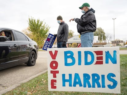 Simpatizantes de Joe Biden y Kamala Harris en Madison, Wisconsin, EE UU, el pasado 17 de octubre.