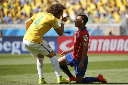 David Luiz discute com o atacante chileno Eduardo Vargas.