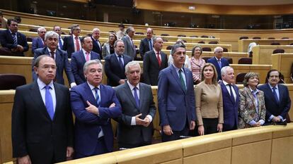 Senadores del PP posan en el hemiciclo del Senado.