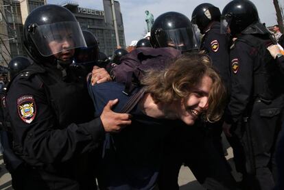 Una activista es detenida durante la protesta contra Vladimir Putin en Moscú (Rusia).