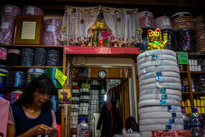 Un altar dentro de un comercio de plásticos al mayoreo en el  Centro Histórico.