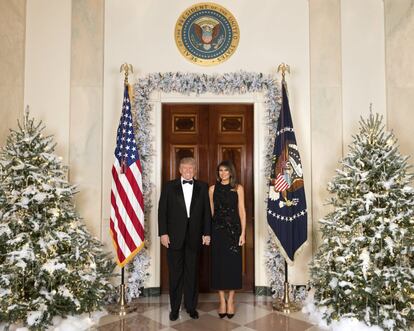 Donald Trump acompañado de su esposa, Melania Trump, posan para el retrato oficial de Navidad en la Casa Blanca, el 5 de diciembre de 2017.