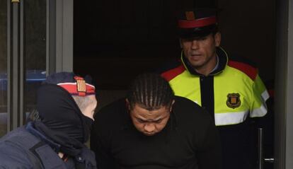Los Mossos d'Esquadra con uno de los detenidos.