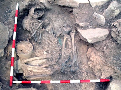 Tumba de una mujer local y un hombre con ascendencia de las estepas en Castillejo del Bonete (Ciudad Real).