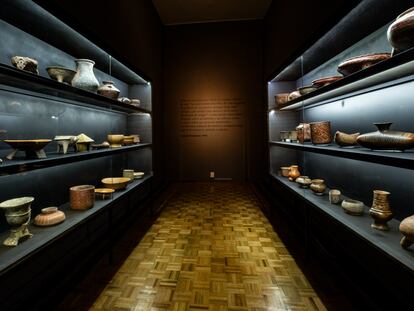 Vasijas repatriadas en la exposición 'Un halo de esplendor', en el Museo de la Cancillería.