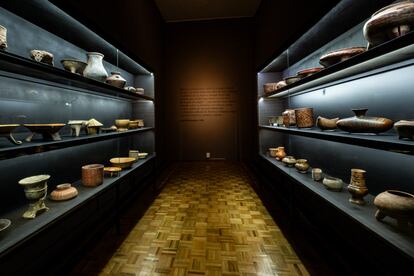 Vasijas repatriadas en la exposición 'Un halo de esplendor', en el Museo de la Cancillería.