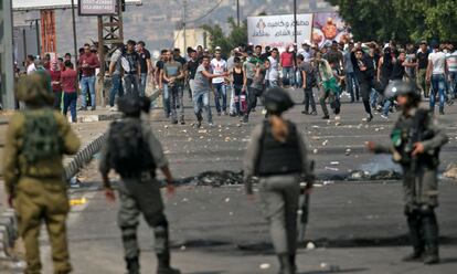 Manifestantes palestinos se enfrentan a las fuerzas israelíes en el día de la 'Nakba', que conmemora la catástrofe que supuso para los palestinos el nacimiento de Israel hace setenta años, en el punto de control de Hawara, al sur de Nablus.